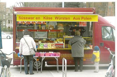 Varor från grannlandet Polen till salu. Under 80-talet var östtyskarnas möjligheter att resa till Polen begränsade.